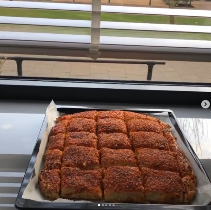 Soğanlı susamlı salçalı ekmek tarifi